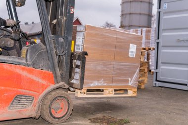 İsveç, Malmö 15 Kasım 2022: Bir depo kaldırma ve karton kutuları taşıma forklift 