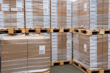 İsveç, Malmö 15 Kasım 2022: Bir depoya istiflenmiş bir çok karton paket