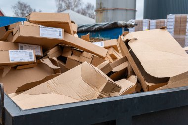 İsveç, Malmö 15 Kasım 2022: Birçok karton paket, bir kumaş üzerindeki karton kutuları sıralamak