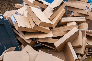 İsveç, Malmö 15 Kasım 2022: Birçok karton paket, bir kumaş üzerindeki karton kutuları sıralamak