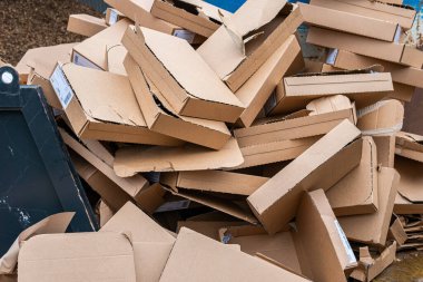 İsveç, Malmö 15 Kasım 2022: Birçok karton paket, bir kumaş üzerindeki karton kutuları sıralamak