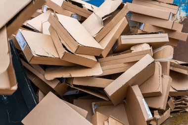 İsveç, Malmö 15 Kasım 2022: Birçok karton paket, bir kumaş üzerindeki karton kutuları sıralamak