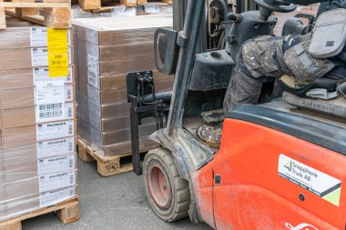 İsveç, Malmö 15 Kasım 2022: Bir depo kaldırma ve karton kutuları taşıma forklift 