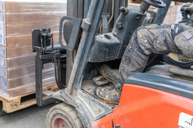 İsveç, Malmö 15 Kasım 2022: Bir depo kaldırma ve karton kutuları taşıma forklift 