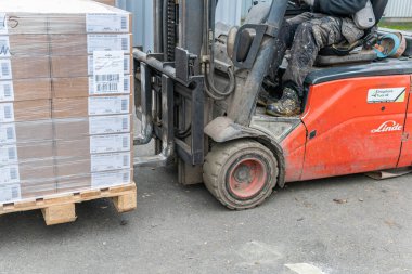 İsveç, Malmö 15 Kasım 2022: Bir depo kaldırma ve karton kutuları taşıma forklift 