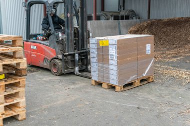 İsveç, Malmö 15 Kasım 2022: Bir depo kaldırma ve karton kutuları taşıma forklift 