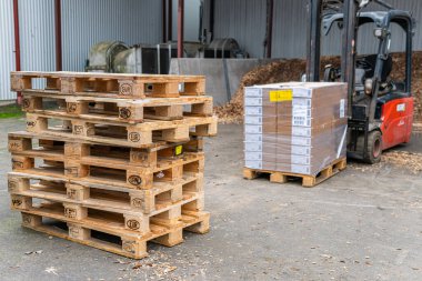 İsveç, Malmö 15 Kasım 2022: Bir depo kaldırma ve karton kutuları taşıma forklift 