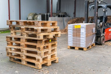 İsveç, Malmö 15 Kasım 2022: Bir depo kaldırma ve karton kutuları taşıma forklift 