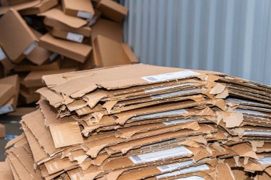 İsveç, Malmö 15 Kasım 2022: Birçok karton paket, bir kumaş üzerindeki karton kutuları sıralamak