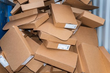 İsveç, Malmö 15 Kasım 2022: Birçok karton paket, bir kumaş üzerindeki karton kutuları sıralamak