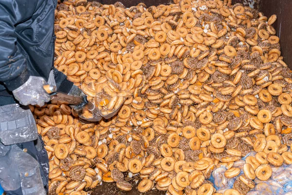 Tatlı ve lezzetli yuvarlak çörekler, şekerle kaplı halka çörekler. Çikolatalı donutlu donut. Şekerin sembolü, kızarmış hamur. Bir sürü tatlı, sağlıksız yemek. Gıda atıkları, gıda üretimi.