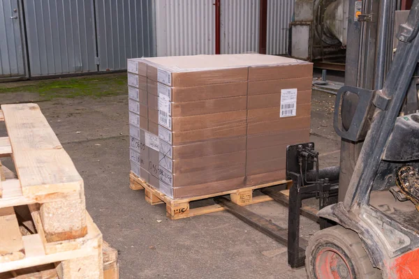 İsveç, Malmö 15 Kasım 2022: Bir depo kaldırma ve karton kutuları taşıma forklift 