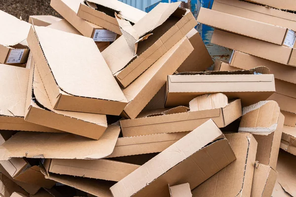 İsveç, Malmö 15 Kasım 2022: Birçok karton paket, bir kumaş üzerindeki karton kutuları sıralamak