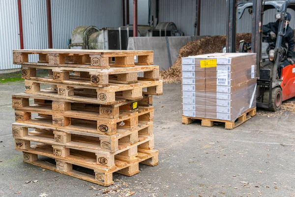 İsveç, Malmö 15 Kasım 2022: Bir depo kaldırma ve karton kutuları taşıma forklift 