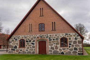 Büyük taş ve tuğlalardan İskandinav tarzında eski bir bina. Kırsal alan, köy, büyük çiftlik..