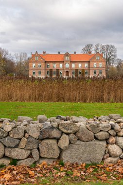 İsveç, Hanaskog 19 Kasım 2022, Antik Hanaskog Şatosu, klasik tarz. Malikane. İskandinav mimarisi. 