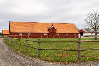 Eski İskandinav tarzında eski kırmızı ahşap bir ev. Geleneksel antik İsveç binası. Büyük bir çiftlik..
