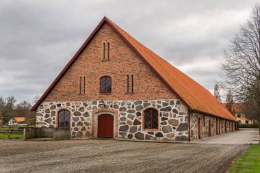 Büyük taş ve tuğlalardan İskandinav tarzında eski bir bina. Kırsal alan, köy, büyük çiftlik..