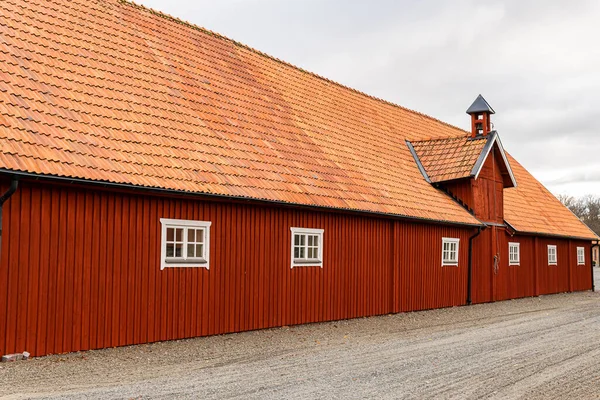 Vecchia Casa Legno Rosso Stile Scandinavo Vintage Tradizionale Antico Edificio — Foto Stock