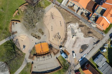 Avrupa 'daki bir oyun parkında, İsveç' teki bir köyde hava manzarası. Hildren 'in oyun alanının yeniden inşası bir apartman kompleksinin yanında. Eğlence alanı, şehircilik..