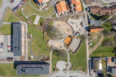 Avrupa 'daki bir oyun parkında, İsveç' teki bir köyde hava manzarası. Hildren 'in oyun alanının yeniden inşası bir apartman kompleksinin yanında. Eğlence alanı, şehircilik..