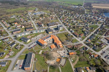 İsveç, Avrupa 'da küçük bir kasabanın hava manzarası. Düşük katlı binalar ve özel evler. Peyzaj mimarisi, şehircilik. Yaşamak için rahat bir şehir. Tasarım konsepti. Küçük bir köy.. 