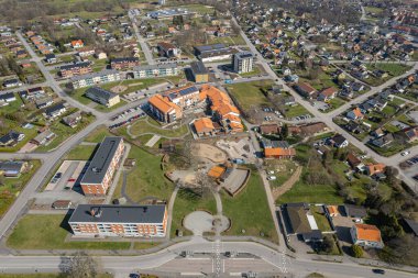 İsveç, Avrupa 'da küçük bir kasabanın hava manzarası. Düşük katlı binalar ve özel evler. Peyzaj mimarisi, şehircilik. Yaşamak için rahat bir şehir. Tasarım konsepti. Küçük bir köy.. 