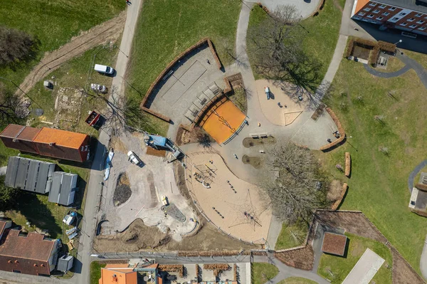 从空中俯瞰欧洲城镇和瑞典村庄的游乐场 重建住宅区附近的山地游乐场 娱乐区 城市化 — 图库照片