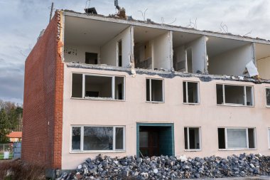 Düşük katlı konutların yıkılması. Yeniden yapılanma, hasarlı bina onarımı. Yıkılmış ev. 