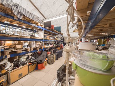 İsveç, Ahus 29 Nisan 2023: Büyük bir ikinci el mağazası, bir sürü mobilya, tabak ve diğer kullanılmış eşyalar. Bit pazarı, mal pazarı, açık arttırma. Eski tip şeyler, nadir bulunan, kullanılmış eşyalar. Ürünleri geri dönüşüm. 