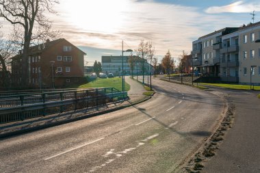 İsveç, Knislinge 20 Kasım 2022: Şehir, yol ve yerleşim binasında güzel bir günbatımı. Kentselcilik. 