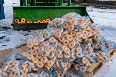 Tatlı ve lezzetli yuvarlak çörekler, şekerle kaplı halka çörekler. Çikolatalı donutlu donut. Şekerin sembolü, kızarmış hamur. Bir sürü tatlı, sağlıksız yemek. Yiyecek öğütücü, çöp, geri dönüşüm.. 