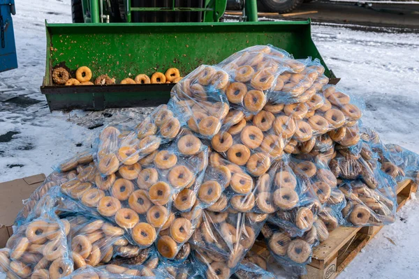 Tatlı ve lezzetli yuvarlak çörekler, şekerle kaplı halka çörekler. Çikolatalı donutlu donut. Şekerin sembolü, kızarmış hamur. Bir sürü tatlı, sağlıksız yemek. Yiyecek öğütücü, çöp, geri dönüşüm.. 