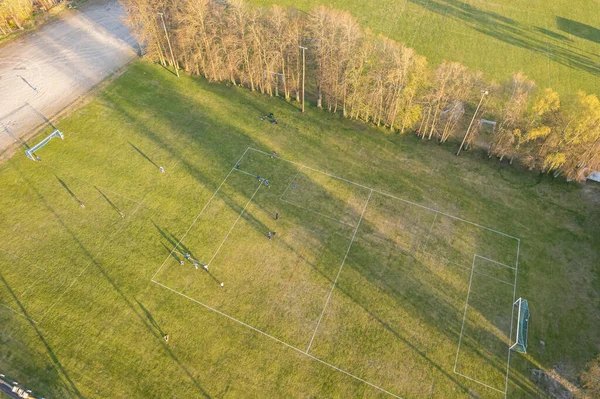 Letecký Pohled Fotbalové Hřiště Hřiště Lidé Hrají Fotbal Při Západu — Stock fotografie