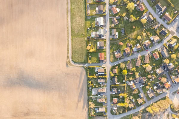 スウェーデンのヨーロッパの村の空中ビュー 大きなフィールドと多くの民家 住宅建築 人と自然 小さな町だ スウェーデンの農業 ロイヤリティフリーのストック画像