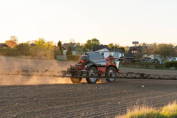 Sweden Knislinge May 2023 Tractor Spraying Fertilizer Field Sunset — Stock Photo, Image