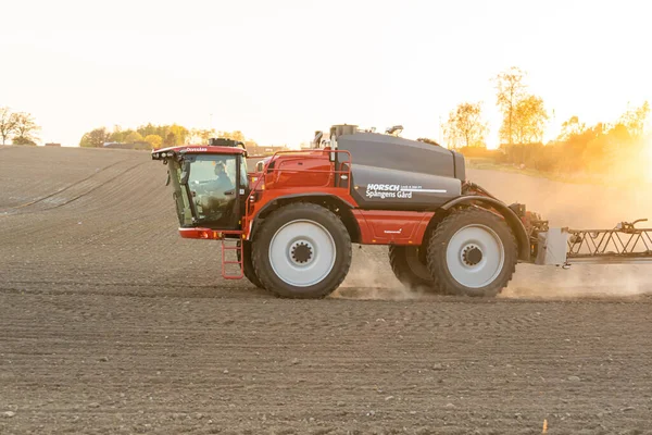 Швеция Книслинге Мая 2023 Года Трактор Распыляет Удобрения Поле Закате — стоковое фото