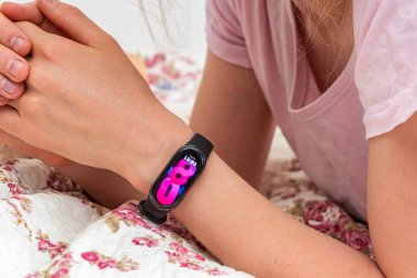 Ukrayna, Kyiv - 17 Mayıs 2023: Modern ve popüler Çin aletleri Xiaomi Mi Band 8 akıllı bant, bilezik, akıllı saat