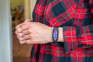 Ukrayna, Kyiv - 17 Mayıs 2023: Modern ve popüler Çin aletleri Xiaomi Mi Band 8 akıllı bant, bilezik, akıllı saat