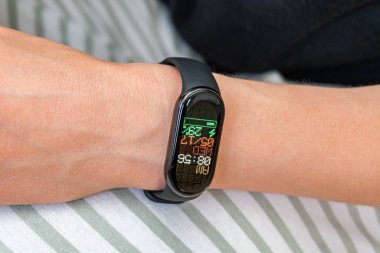 Ukrayna, Kyiv - 17 Mayıs 2023: Modern ve popüler Çin aletleri Xiaomi Mi Band 8 akıllı bant, bilezik, akıllı saat
