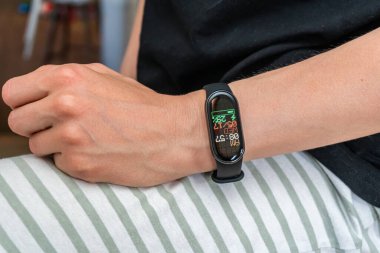 Ukrayna, Kyiv - 17 Mayıs 2023: Modern ve popüler Çin aletleri Xiaomi Mi Band 8 akıllı bant, bilezik, akıllı saat