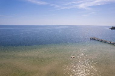Sıcak ve güneşli bir günde deniz ve kumsal manzarası. Güzel deniz, deniz manzarası, deniz manzarası. Tatil ve eğlence alanı.
