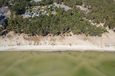 Sıcak ve güneşli bir günde deniz ve kumsal manzarası. Güzel deniz, deniz manzarası, deniz manzarası. Tatil ve eğlence alanı.