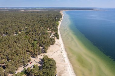 Sıcak ve güneşli bir günde deniz ve kumsal manzarası. Güzel deniz, deniz manzarası, deniz manzarası. Tatil ve eğlence alanı.