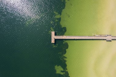 Uzun bir rıhtımın, su setinin, iskelenin havadan görünüşü. Güzel deniz, İHA 'dan sahil manzarası. Tatil ve eğlence alanı.