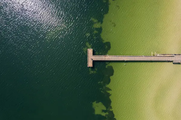 Uzun bir rıhtımın, su setinin, iskelenin havadan görünüşü. Güzel deniz, İHA 'dan sahil manzarası. Tatil ve eğlence alanı.