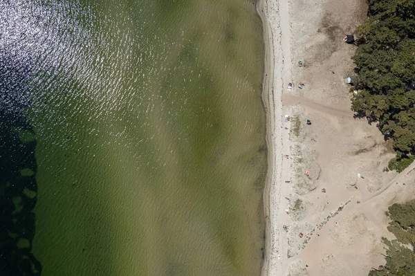 Sıcak ve güneşli bir günde deniz ve kumsal manzarası. Güzel deniz, deniz manzarası, deniz manzarası. Tatil ve eğlence alanı.