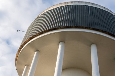 Betondan, sütunlardan, mimariden büyük ve yüksek bir su kulesi.