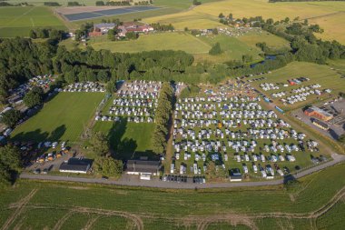 Gezici evlerin, karavanların, kamp kamyonlarının, kamp alanlarının, Avrupa köylerindeki kamp alanlarının insansız hava aracı görüntüsü. Tatiller, yaz tatilleri..
