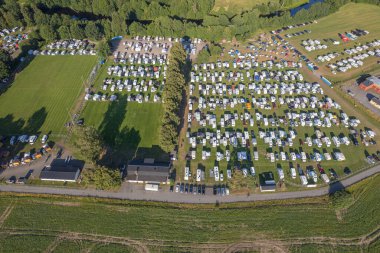 Gezici evlerin, karavanların, kamp kamyonlarının, kamp alanlarının, Avrupa köylerindeki kamp alanlarının insansız hava aracı görüntüsü. Tatiller, yaz tatilleri..